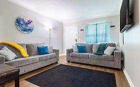 Downtown 1Br Condo With Full Kitchen, Pet-Friendly